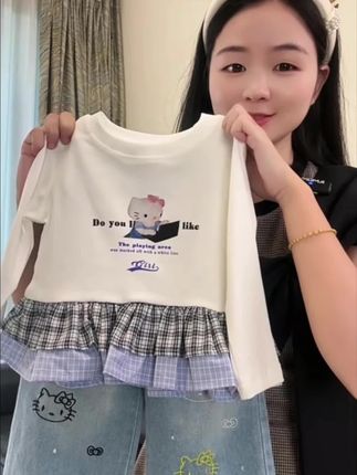 姐妹们,这套衣服也太韩了吧!上衣是这种格纹拼接KT猫印花的款式,搭配这种软牛仔裤,一整个上身就是那种很韩系的感觉,而且它这个裤子真的是非常百搭的那种,不管你是搭什么上衣都很好看,这个KT猫印花真的是超可爱的有没有!喜欢的姐妹赶紧冲。#生女儿就是用来打扮的 #骗你生女儿 #高品质童装 #秋冬穿搭 #韩系穿搭
