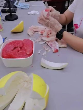 剥柚子的快乐#快来一起尝个鲜 #水果神仙吃法