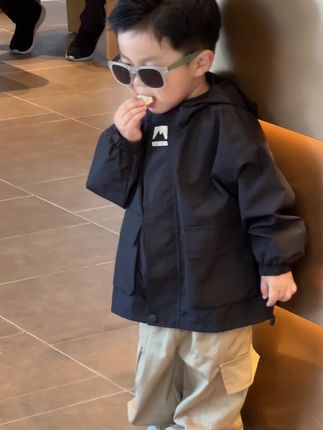 我的小孩儿根本不会有什么烦恼啊! 想起一直都很喜欢的一句话: “人的一生有一个半童年  一个童年在自己小时候, 而半个童年在孩子小时候” 他并不需要有多完美开开心心 吃饱玩好只要健康快乐就好  #情感共鸣 #生个儿子吧 #高品质童装 #男宝穿搭