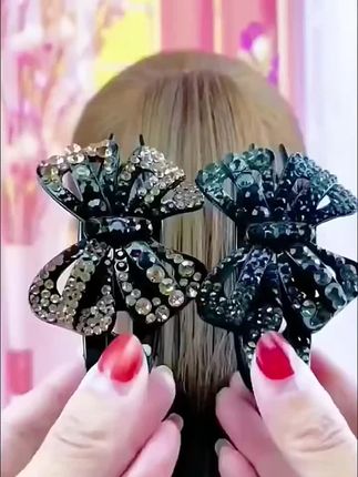 #上热门  蝴蝶水钻抓夹美翻了!满镶水钻闪亮度拉满,蝴蝶造型精致显优雅,强抓力不滑发,轻松搞定妈妈盘发~鸭嘴夹设计牢固又舒适,百搭各种发型服饰,日常通勤、聚会戴都超有气质,精致感瞬间拉满!#强烈推荐 #女神必备 #网红发饰 #颜值高