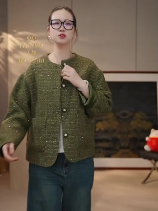 姐妹们,它是那种小香风的感觉,而且很精致,非常适合我们这种精致的女人去穿它!它的面料是那种非常柔软、细腻的,而且整个版型设计也是比较好的,喜欢的赶紧薅!!!#秋冬衣橱必备单品#舒适透气又凉快 #通勤穿搭 #精致女人必备