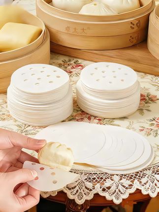 一次性不粘蒸笼纸:蒸制好搭档,家用商用皆适配 防水防油不渗漏,耐高温材质适配各类蒸锅,双面可用超省心。包子、馒头、糕点轻松脱模,不粘皮不破形,拿取方便无残留。无需刷油清洁,省时省力,厨房新手也能轻松驾驭,家用提升烹饪效率,商用保证出品美观,蒸制好物闭眼入。#不粘蒸笼纸 #防水防油不粘蒸笼纸 #一次性不粘蒸笼纸 #蒸笼纸 #好物推荐🔥
