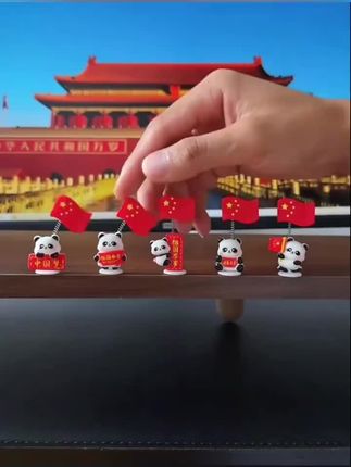 #创作灵感 迎国庆,祖国万岁,快给你的爱车粘贴上这款爱国熊猫摇摆汽车摆件,山地车摩托车通用#车载好物#车饰#车载国旗摆件#开车必备