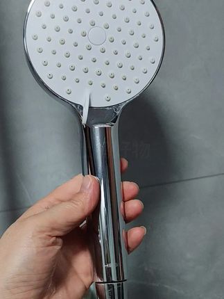 抗摔增压花洒 家人们这款九牧王抗摔增压花洒喷头,真的是懒人必备。浴室里的小神器,强力增压,洗澡更加的舒适,增压效果能让水流更猛,你看这个水流的各种切换模式,彻底冲洗身体的每个角落,打扫卫生也很方便,可以冲洗卫生间的各个犄角旮旯。三档调节模式,让你体验各种模式的淋雨效果。淋浴花洒和软管的组合,通用的接口不占空间,且方便安装。不锈钢材质,防摔耐磨,好打理,让你舒适享受每个洗澡的时刻。