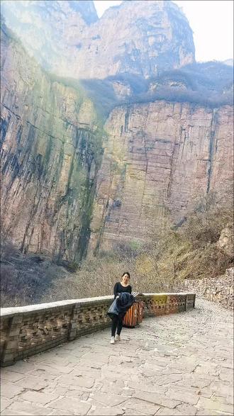 没有人知道,我过的有多狼狈,也没有人知道,我过的有多累,更没人知道我,无路可退,又受了多少罪........这辈子最对不起的就是,自己这颗心,缝了一遍又一遍,让它疼了一次又一次,早已伤痕累累,时间太假,人心太深,就连自己都看不清,慌了人,也凉了心........人生百味,谁又能不累,只不过都在以不同的方式,接受,面对与成长,别以为,我活的没心没肺,其实我心里比谁都苦,独自撑过来的日子只有自己知道........一路走到现在,有些委屈除了自己,谁也看不见,该承受的不该承受的,都承受了,好不好都得自己走,没有谁,能把一生都看透,没有幸福不幸福,只有知足不知足........这人间烟火,有值得,也有遗憾。