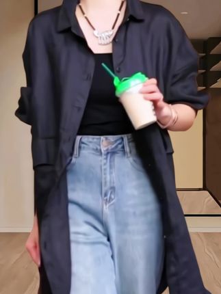 中长款衬衫风衣外套 这件穿搭真的绝绝子,慵懒随性的长款衬衫,内搭简约黑背心,再配上复古蓝牛仔裤,随性又不失格调,穿搭分享,日常穿搭#氛围感穿搭,每日穿搭#高级感穿搭#时尚新款轻薄复古宽松显瘦风衣外套#春秋新款上衣女#中长款衬衫风衣外套