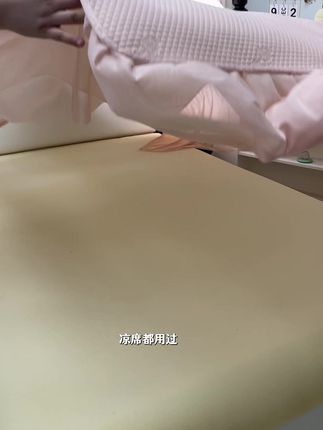 千万不要用传统凉席了,一睡就热不说还硌得慌。快试试我们家这款冰豆豆软凉席,它摸起来就像床单一样,柔软舒适,而且还不粘身。吸湿透气的同时也不会划伤皮肤,现在购买还有惊喜哦!#家纺 #家纺床上用品 #凉席 #源头实力工厂 #凉席三件套
