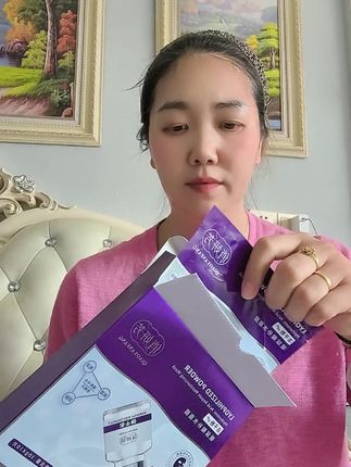 这就是我家卖几年的老款面膜,也就是几年的老顾客一直回购的,好用又实惠,109五盒50片,特别是夏天,太阳太大,天气太热,汗水流多了,皮肤会很干燥缺水引起,所以偶尔有的客户有可能敷面膜的时候,皮肤会辣辣的刺痛,那就是因为皮肤干燥缺水引起的,每天敷一次面膜,如果皮肤太干燥的姐妹们,敷面膜的时候先涂点保湿乳或者保湿霜再敷面膜,然后敷面膜20分钟后,用清水清洗干净皮肤,接着用水+精华+乳+霜,做好保湿效果,就不会辣辣的刺痛了,好皮肤都是保养出来的,皮肤干燥缺水就没有光泽度,而且毛孔粗大,所以每天敷一次补水面膜是最好的,皮肤补水保湿效果好了,就会发亮,有光泽度,毛孔慢慢改善#爱美的女人不分年龄 #对自己好点 #女人一定要活成自己喜欢的样子