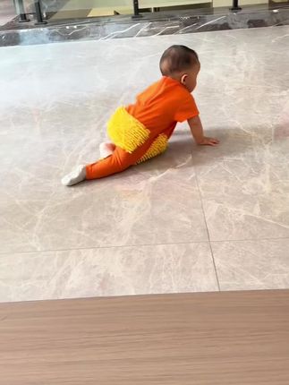 家里有六个月以上正在学爬的宝宝,可以准备这样一件爬行服,面料柔软透气,膝盖屁股和肚子都能受到保护,后背拉链设计,穿脱方便,很适合学行的宝宝,妈妈们快安排#宝宝爬行服 #母婴好物 #宝妈推荐 #爬行服 #爬行对宝宝的好处