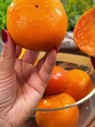 又到了吃巧克力脆柿子的季节了!这个脆柿子真的太好吃了,它不像普通柿子那样涩口,而且还不涩口不麻嘴,吃起来嘎嘣脆,像苹果一样脆爽,特别好吃,喜欢吃的朋友赶紧下单吧!#脆柿子 #巧克力脆柿子 #水果 #太好吃了