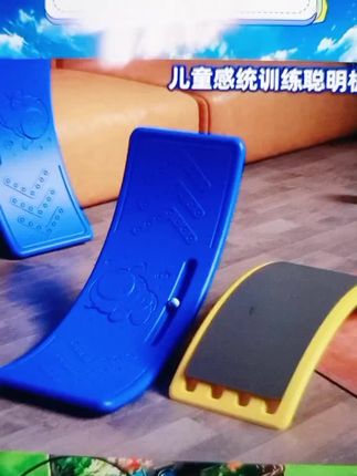 选用适宜材质,边角打磨细致,给孩子安心选择。支持多种玩法,平衡练习、模拟跷跷板等,满足孩子不同玩耍需求。有助于儿童感知统合能力的发展,协调性与平衡感的提升。巧妙的弯曲设计,让玩耍过程更富乐趣,激发孩子的探索欲。大小适中,适合家庭环境使用,孩子在家轻松享受玩耍与锻炼的乐趣。#儿童平衡板 #感统训练 #家用玩具 #趣味成长