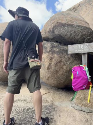 #保持热爱奔赴山海 #旅行随拍 #无限回购的宝藏单品 #户外背包#斜挎包 保持对山海的热爱!柯达斜挎包,男女都可的哦!配上火龙果色的登山包,无限回购的款!奔赴山海去吧!!