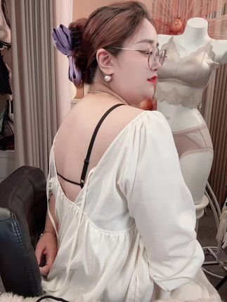 这难道不是你们一直想找的那种又纯又欲的蕾丝软妹风吗。 ,真的好喜欢这种甜甜的美背啊。 ,而且它还是蕾丝软不扎的,穿上后显得整个人特别温柔,就算露出来也不会觉得尴尬。 ,尺码是从 A 杯到 E 杯都有, ,它是那种夏天穿的薄款,完全不会觉得闷热。 ,不管你是单穿、外搭还是内搭,都超级好看。#夏季穿搭 #舒适文胸 #贴身衣物 #透气舒适 #美背系列