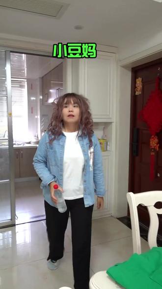 小豆:这奶茶味道怎么有点奇怪? #刘小豆的日常 #内容过于真