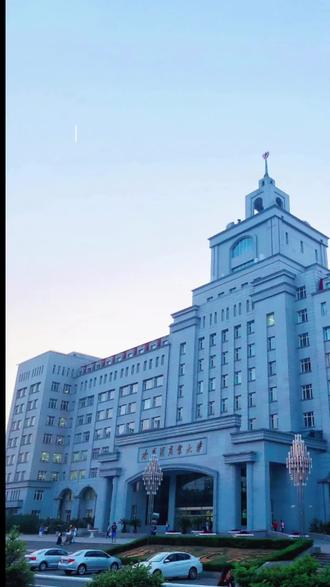 哈尔滨商业大学分数相同的考生,会优先录取谁? 进档考生按分数(原始成绩)优先原则分配专业,若分数(原始成绩)相同,则首先依据所报专业志愿顺序,其次依据是否享受照顾政策,最后依据投档排序分进行专业的分配(如果没有投档排序分,则依据相应省级招生主管部门制定的相关投档规则。如相应省级招生主管部门没有制定相关投档规则,则文史类(历史类)分别按照语文、数学、外语单科成绩由高到低进行录取,理工类(物理类)分别按照数学、语文、外语单科成绩由高到低进行录取,不分文理的,分别按数学语文成绩之和、外语成绩由高到低排序)。高考成绩不能满足所填报的专业志愿,又不服从调剂的,做退档处理。#选择适合自己的专业 #大学与专业的选择 #哈尔滨商业大学@抖音创作灵感 #志愿填报 #高考查分