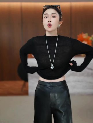 这条皮裤真的好穿到不行,他整个版型就是那种又直又长的感觉。#高级感穿搭 #皮裤 #皮裤穿搭 #气质穿搭