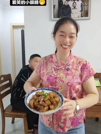 喽啰!🤗粉丝们要求端盘子。安排上人。🤭 #人活着就是一种心态 #不是年轻才快乐而是快乐才年轻 @姚…52虎!周…50龙👫
