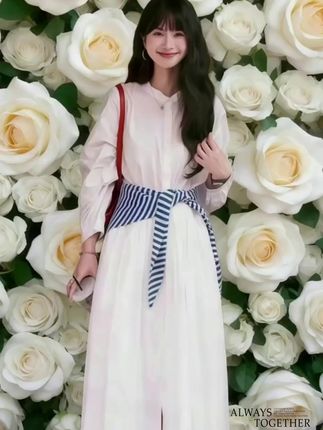 图中女生的穿搭适合早秋,主体是一件宽松的白色衬衫式连衣裙,灯笼袖设计,透着几分法式复古俏皮感。腰间系着蓝白条纹系带,起到了勾勒腰线、纯白不单调的作用。#文艺穿搭 #裙子 #出游穿搭 #美爆了 #CC美衣铺