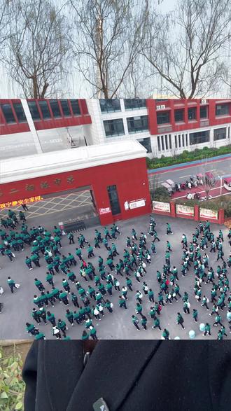 二初中七点半开大门的情景,取消早晚自习了家长们怎么看,家里有二孩上小学的接送孩子冲突吗 咱评论区聊一下