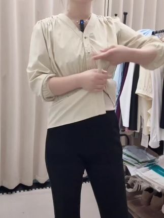 2025年新款休闲风V领褶皱收腰单排扣衬衣女春季大码胖妹妹洋气显瘦长袖上衣#收腰显瘦 #洋气百搭#气质穿搭 #不挑年龄不挑身材