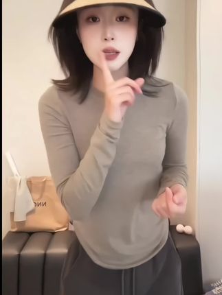 姐妹们,这件美利奴羊毛的打底衫真的太绝了,它的版型是那种很宽松的感觉,上身之后就是一整个慵懒感十足,而且它还是这种小圆领的设计,就特别的简约大气,随便怎么搭都很好看,不管是单穿还是内搭都非常的合适,喜欢的朋友们千万不要错过了,快去冲!