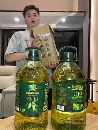初榨橄榄油 天然营养 健康美味 滴滴清香 精选地中海优质橄榄果,经物理冷榨工艺,保留天然营养。初榨橄榄油,果香清新,质地轻盈。凉拌、煎炒、烘焙皆宜,以纯粹的自然风味,为餐桌增添健康与浪漫的地中海风情。#初榨橄榄油#橄榄油#橄榄油的营养价值 #橄榄油特级初榨 #橄榄油推荐