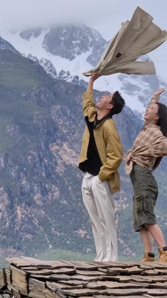 在丽江感受春日旷野松弛感
在丽江,只用一台vivo X300s+增距镜
把自由的风、巍峨的山、古韵的城
都一次拿捏,普通人也能拍出氛围感大片
蓝图色彩和多款滤镜
让你的人像原片直出便充满故事感
口红大小的G2增距镜
更是直接还原雪山的清冷与壮阔
各种环境各类题材一机轻松掌控
让你告别沉重繁杂的装备
拍照小技巧:抓拍比摆拍更有氛围感噢~
你的自由,真的很上镜
#摄影教程 #我的摄影日记 #拍出氛围感 #YoungLab大赛 #vivoX300s超能小V单