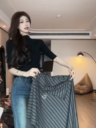 松弛感穿搭女早秋2025新款慵懒风复古条纹蝙蝠袖宽松高领针织上衣#穿搭 #穿搭技巧 #每日穿搭 #显瘦穿搭 #高级感穿搭