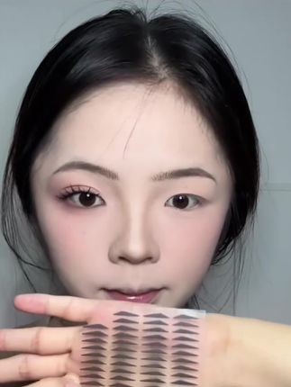 就这么一取一粘按压,一个自然的眼线就贴好了。这简直是手残党福音啊!#眼线 #眼线教程 #拯救手残党 #眼线贴 #眼妆