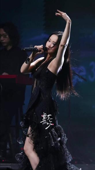 黄龄演唱会《露》4k直拍来咯~新歌首唱+巡演首场!这个唱跳舞台爽!#黄龄#露#黄龄调儿啷铛音乐会#黄龄露#黄龄新歌露
