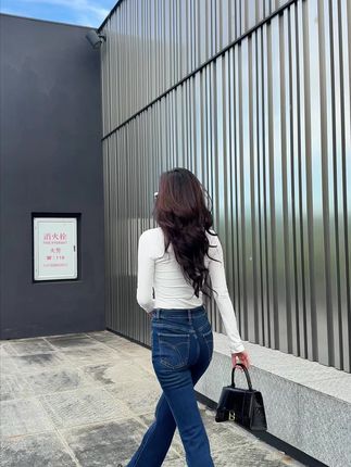 走路带风的牛仔裤~#牛仔裤女 #直筒微喇裤 #早秋搭配