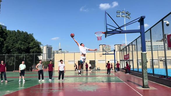 当一个体育老师在他学生面前展示扣篮的时候 又有几个少年在心里默默种下了一棵扣篮梦的种子#扣篮梦 #校园篮球 #学生时代