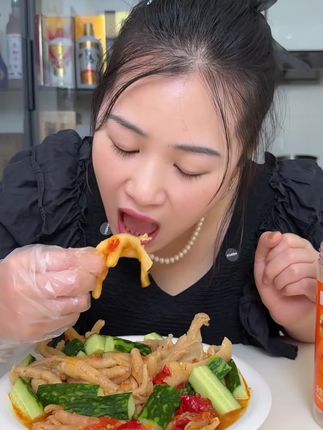 沉浸式吃鸡爪!#美食 #脱骨侠鸡爪