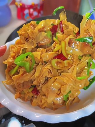 开心,这个无粒盐干豆皮,豆香味浓郁!炒肉或者凉拌!涮火锅都好好吃!没有负担,做菜当主食都可以,我们一家人都很爱吃!~#豆皮#干豆皮#美味下饭菜