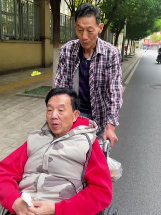 偶遇吧,一起吹这温藕的风! 88岁阿尔茨海默病父亲和68岁护工的养老生活#照顾老人#阿尔茨海默病#养老方式#退休生活#68岁护工毛师傅和88岁阿尔茨海默病爸爸