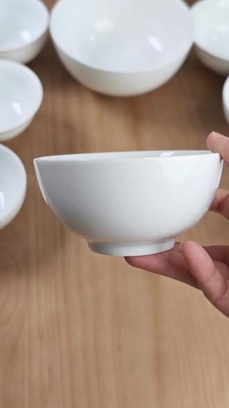 选碗尺寸别纠结!看完这篇直接拿捏 4.5英寸 【饭碗|饭量小首选】
- 适合:成人量小饭碗、婴儿辅食碗、儿童饭碗
- 人群:大人、小孩都能用
- 特点:大小刚好,不烫手、不笨重.
2、5英寸 【饭碗|正常饭量首选】
- 适合:常规大众饭量
- 比4.5更深一点,装得多些。
3、6英寸 【汤碗/面碗|高频好用】
- 适合:喝汤、小份面条、馄饨、甜品、糖水
- 一人食刚刚好,不浪费、端着轻便
4、7英寸 【大碗/拉面碗】
- 适合:泡面、、大碗面、盛粥、
- 家里爱吃面食必囤这个尺寸
5、8英寸及以上 【菜碗/共用大碗】
- 适合:盛菜、沙拉、全家共用汤碗、螺蛳粉碗
- 不适合单独吃饭,太大太重
三、按人群直接对号入座
- 👨成人正常饭量:5英寸饭碗
- 🍚饭量大/爱吃面: 6-7英寸
- 👶儿童/老人:4.5英寸轻便好拿
- 🥣专门喝汤、吃粉:7-8英寸
- 🥘装菜、待客、大份量的:8英寸#云遇川 #大郑掌柜 #碗 #景德镇陶瓷