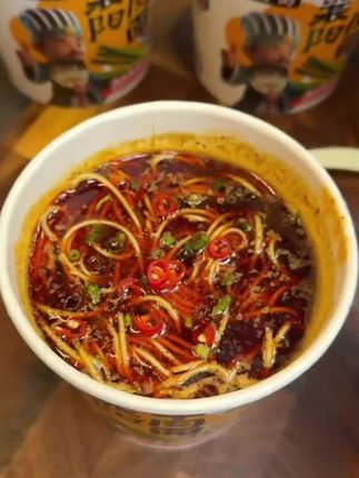 万万没想到牛肉泡面里真的有大块牛肉 #襄阳牛肉面