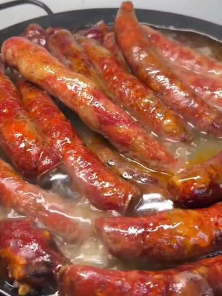 四川烟熏麻辣香肠都是纯手工制作的,吃起来麻辣鲜香,肉质紧实有嚼劲,既方便又美味,拿来下饭或者当下酒菜简直太合适了 #腊肠 #烟熏香肠 #妈呀太香了 #超便宜超划算 #创作灵感