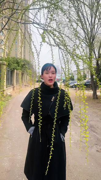 万物皆可编,随处可见的柳树也是我们的编织材料,来跟着张老师一起,剪下柳条,编织好看的花篮吧!#柳条编篮子 #花篮编织#我和春天合个影 #编织教程 #柳条编织小篮子