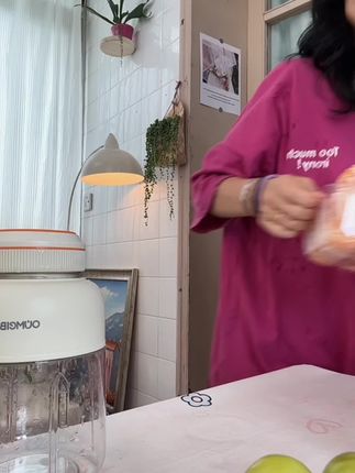 三十几块的榨汁杯比三位数还好用 #欧美邦 榨汁杯 鲜榨橘子汁,酸酸甜甜额太好喝了!大人小孩都爱喝#应季水果 #榨汁杯食谱