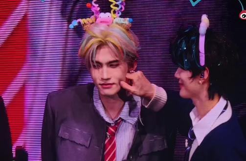 太可爱了,有生之年看到他捏他脸了#云旗#郝熠然#澳门演唱会#向全世界安利