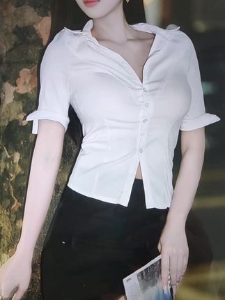 顾媛佳-GuyuanJ/白色翻领褶皱中袖衬衫女气质单排扣修身收腰上衣