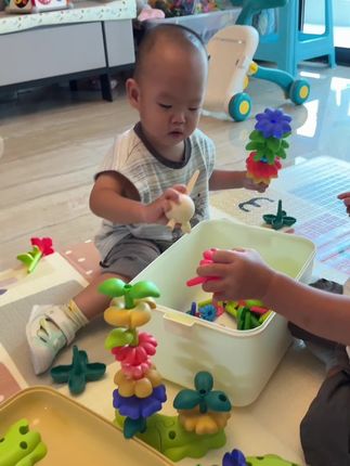 一岁之后宝宝就喜欢玩一些可以动手操作的开放性玩具,很好上手,没有固定玩法,越玩越上瘾,硬控半小时一小时完全不在话下!#早教益智玩具 #专注力培养 #益智玩具 #动手动脑