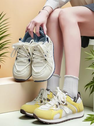 ✨小个子救星!阿甘鞋太香啦~ 宝子们👋🏻!发现一双神级夏鞋——网面阿甘鞋👟!专为小个子设计的隐形增高款,上脚瞬间拉长比例🤩。透气网布+软弹鞋底,暴走一天都不累脚☁️~复古撞色超百搭,配短裤连衣裙都绝美💃! #夏季穿搭 #小个子增高 #舒适女鞋 #大嘴猴联名 #阿甘鞋平替