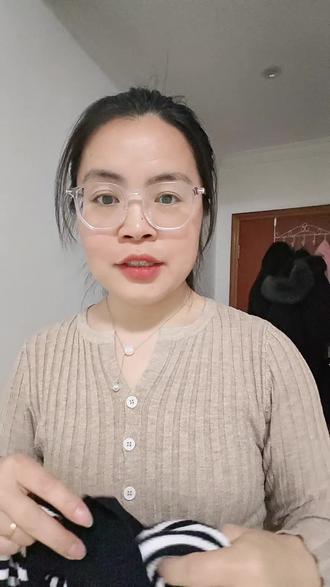 嘿嘿服饰,大女主短袖听说昨晚又上架了,我是穿了2年了,真实评价真的是舒服好穿又百搭#嘿嘿服饰 #嘿嘿服饰大女主 #针织短袖 #条纹针织衫 #polo衫