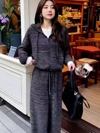 毛绒休闲运动条纹套装2025新款女装秋季时尚显瘦卫衣阔腿裤两件套#高级感穿搭 #每日分享 #穿出高级感 #气质穿搭 #优雅气质