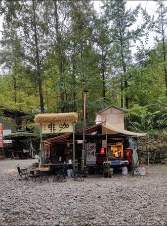 赵公山东线自驾徒步攻略 📍导航:月栖山舍露营基地
成都7点10分出发,8点20到达
8点30分进山,12点18分到山顶
1点50分下山,16点30分到停车场
我的用时 正常体力的伙伴可做参考。
⚠️体力差的队友全程用10个小时
我们去的时候天气比较好,路况还ok,但是全程都是烂路,泥巴路,土路,一定要选择防滑登山鞋。#
🥾徒步上下全程8公里左右
物资准备:冲锋衣+内胆,速干内搭,雨衣,护膝,毛巾,干粮(面包,饼干,熟食之类的),墨镜,充电宝,电解质水两瓶,矿泉水一瓶,登山杖,手套。
🍞上山后只有两处可以补给,一是狗狗庙,二是山顶
其他建议:
护膝一定要戴,挺费膝盖的。
手套一定要带,很多路段手脚并用,还会拉绳子,真费手。
☀☀我们昨天去天气还算好,烂泥也不太多,但是好多同伴依旧摔了很多屁股墩儿,下山的时候还是会打滑,建议大家多带一套换洗的衣服,鞋子,放车里备用(下山后换)
⚡⚡希望大家去的时候还是早一点,如果2点前还没到山顶的话,下山就会天黑,比较危险。
虽然上顶没有遇见云海,全是大雾,但我相信我总有一次会与它相遇☁🙆☁
只是时间而已🧡💛💚
#赵公山 #赵公山东线徒步