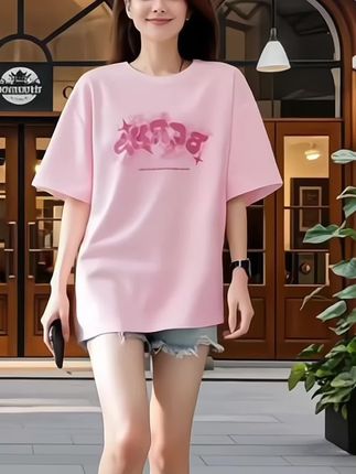 女士100%纯棉短款T恤,夏季专属款。圆领设计经典百搭,高腰短款版型超显小个子比例,宽松剪裁藏肉显瘦。亲肤透气不闷汗,潮流感十足,可搭裤装裙装,轻松承包夏日日常穿搭。 作者声明:内容由A I生成