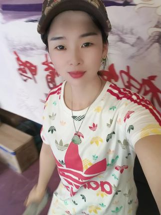 我拼命的闯进来,你非要逃开,逃吧!我们都不是从前的样子了,各自安好吧😁家人们这个是苍蝇糖,一包100克的兑水5斤,只要喷苍蝇身上苍蝇就咪西了,效果杠杠的,我家猪场一直都在用。