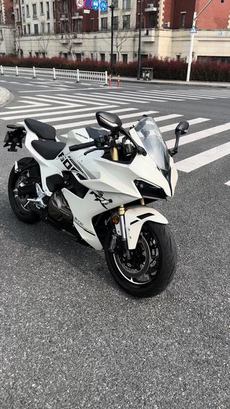 在这个四缸横行的年代 这台电控和配置拉满的仿赛 赛550ES会不会是你的菜#赛550ES #张雪820rr